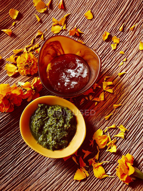 Stillleben mit Schalen aus Goan-Chutney und Gurke — Stockfoto