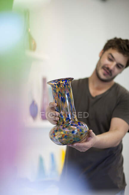 Homem segurando vaso de vidro — Fotografia de Stock