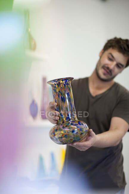 Homme tenant vase en verre — Photo de stock