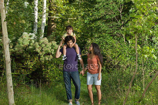 Família em conjunto na floresta — Fotografia de Stock