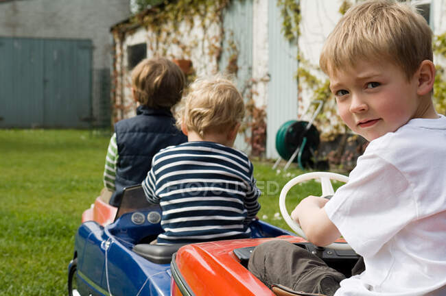 Enfants avec des voitures jouets — Photo de stock