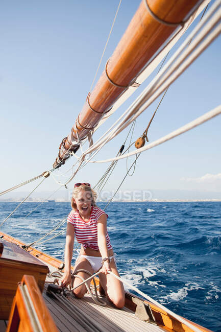 Жінка тримала мотузки на палубі. — стокове фото