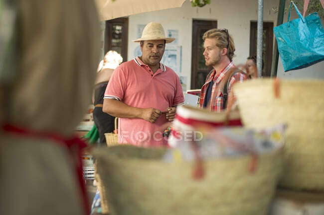 Cape Town, South Africa, people shopping at market — Stock Photo