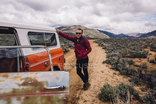 Homem com veículo em matagal por montanhas, Kennedy Meadows, Califórnia, EUA — Fotografia de Stock