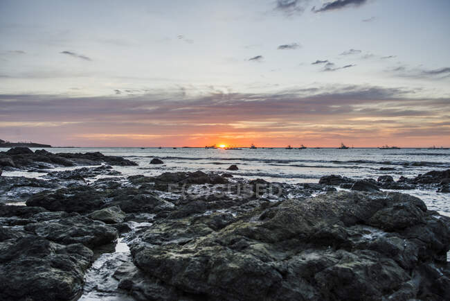 Magnifique coucher de soleil sur la mer — Photo de stock