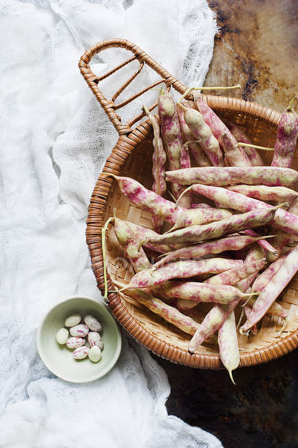 Basket of pinto beans, still life — Stock Photo
