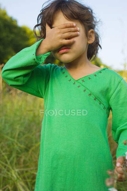 Une fille couvrant ses yeux — Photo de stock