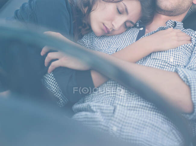 Couple lying in open-topped car — Stock Photo