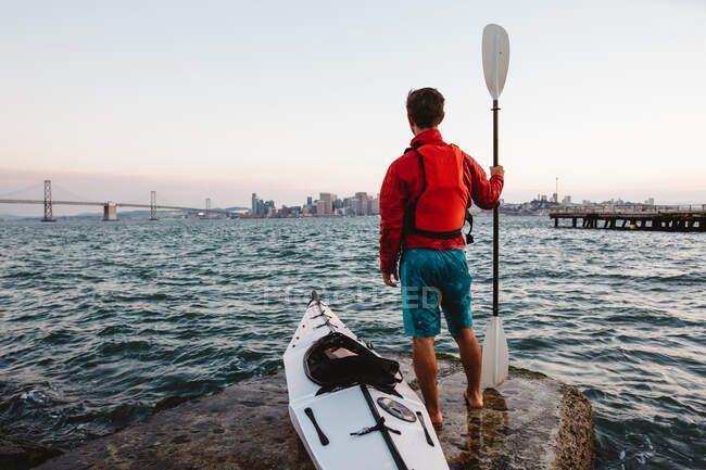 Man with kayak and oar, looking out to sea, San Francisco, California, USA — Stock Photo