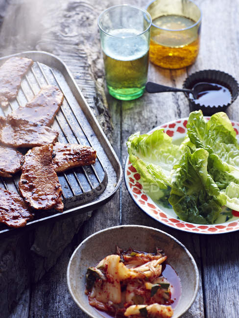 Épaule de porc grillée et feuilles de salade — Photo de stock