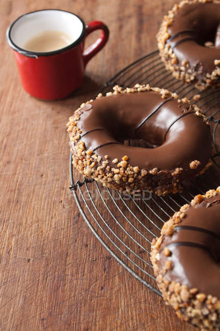 Donuts decorados com caneca de café — Fotografia de Stock