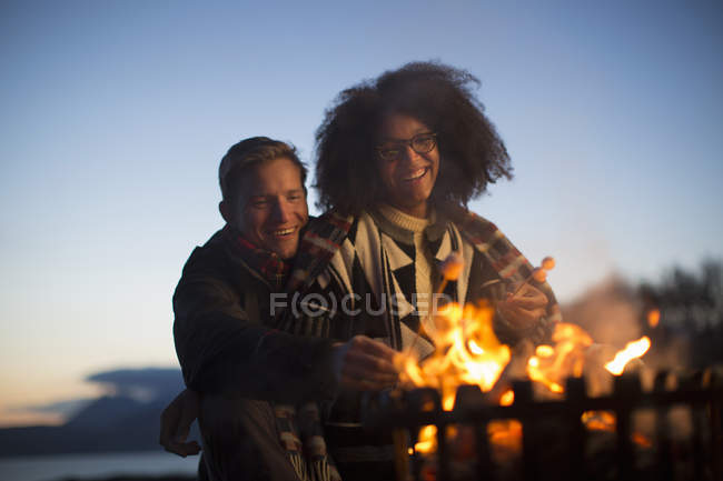Couple grillant des guimauves au camp, île de Skye, Écosse — Photo de stock