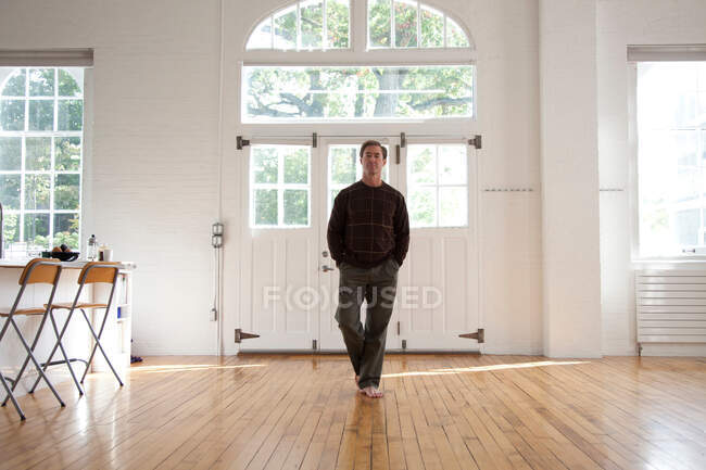 Портрет людини, що стоїть у танцювальній студії — стокове фото