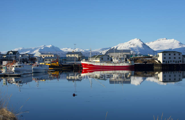 View of fishing boats and snow covered mountains, Hofn harbor, Iceland — Stock Photo