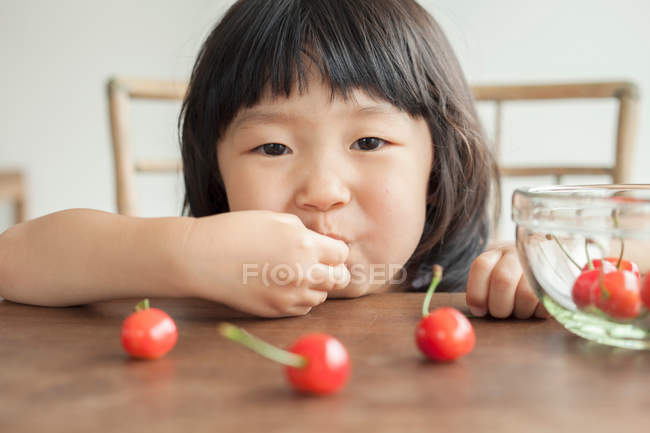 Девушка ест вишни, портрет — стоковое фото