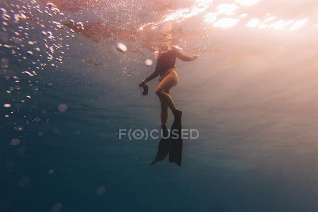 Frau tritt Wasser nahe der Meeresoberfläche — Stockfoto