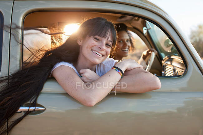 Jovens mulheres viajando de carro em viagem de carro, retrato — Fotografia de Stock