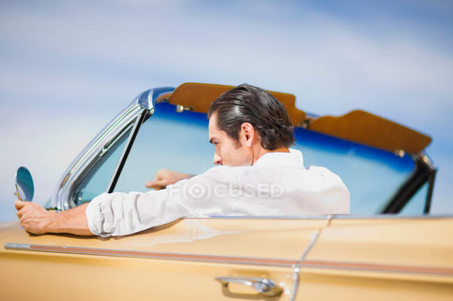 Молодий чоловік керує кабріолетом — стокове фото