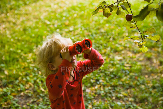 A boy looking through binoculars — Stock Photo