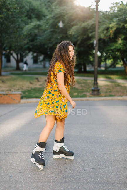 Jovem mulher patinadora no parque da cidade — Fotografia de Stock