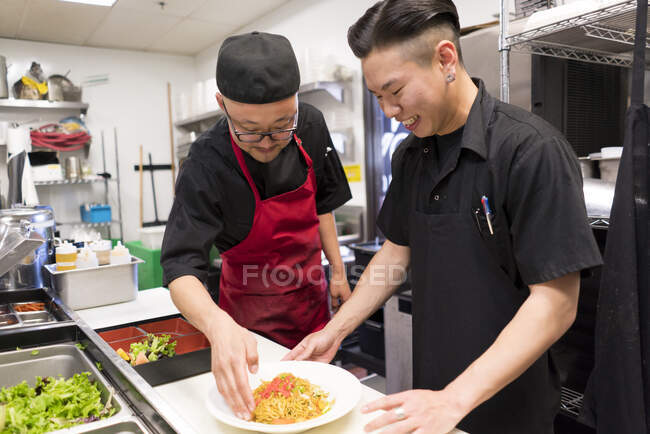Chefs en cuisine préparant la nourriture — Photo de stock