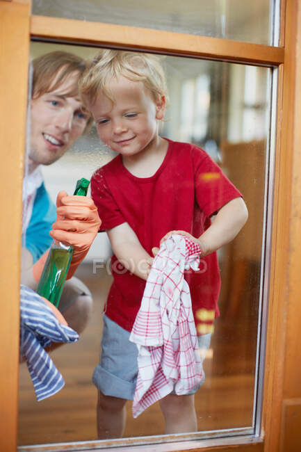 Father and son washing windows — Stock Photo