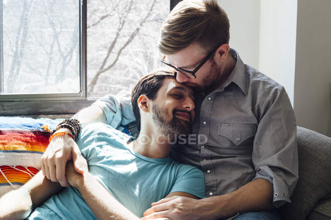 Männliches Paar entspannt auf Sofa zusammen — Stockfoto