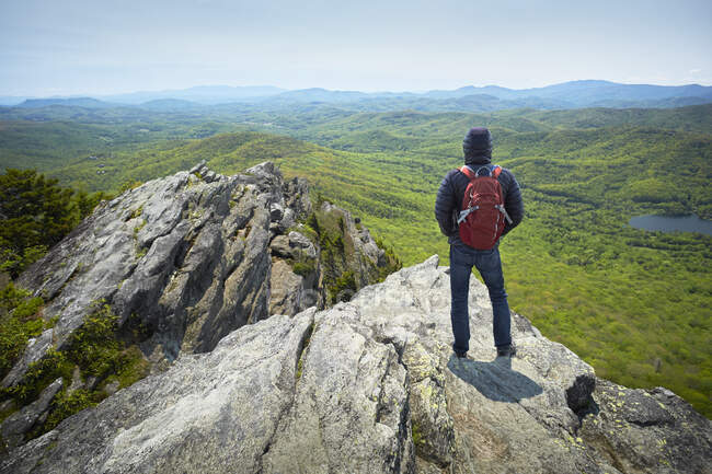 Ein Wanderer genießt die Aussicht auf den Gipfel des Grandfather Mountain in der Nähe des Blue RIdge Parkway in North Carolina — Stockfoto