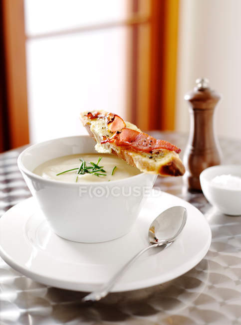 Чаша супа с гренками — стоковое фото