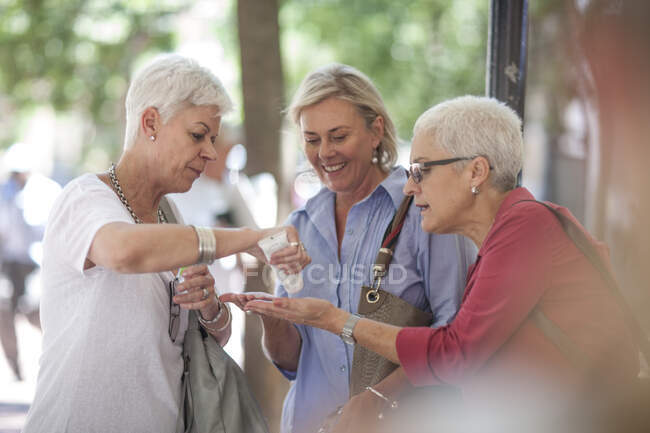 Cape Town, South Africa, elderly friends shopping together — Stock Photo