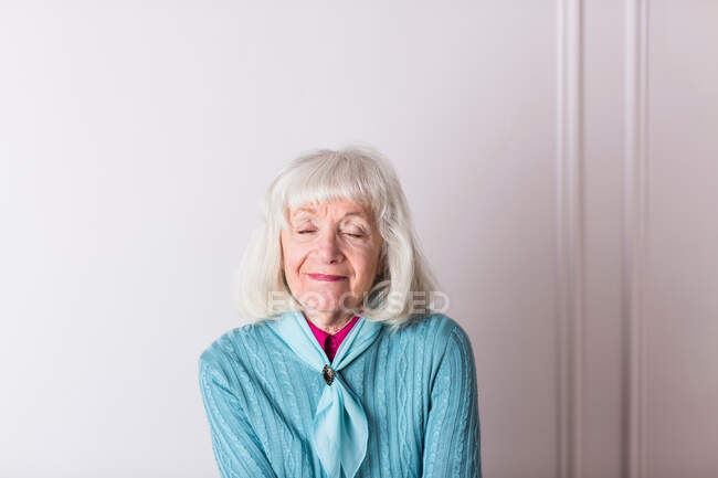 Mulher sênior com os olhos fechados, sorrindo — Fotografia de Stock