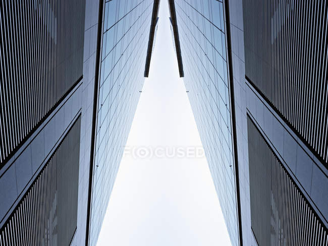 Vista ad angolo basso dei grattacieli — Foto stock