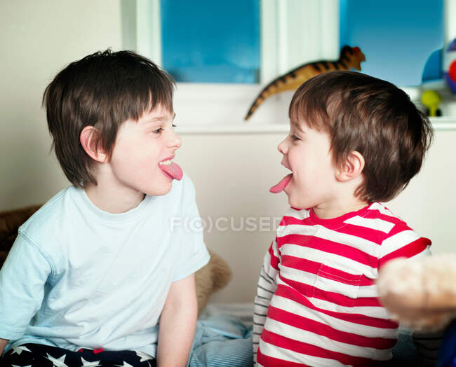 Due ragazzi che sporgono lingue — Foto stock