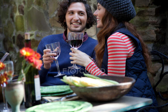 Jeune couple buvant du vin au dîner — Photo de stock