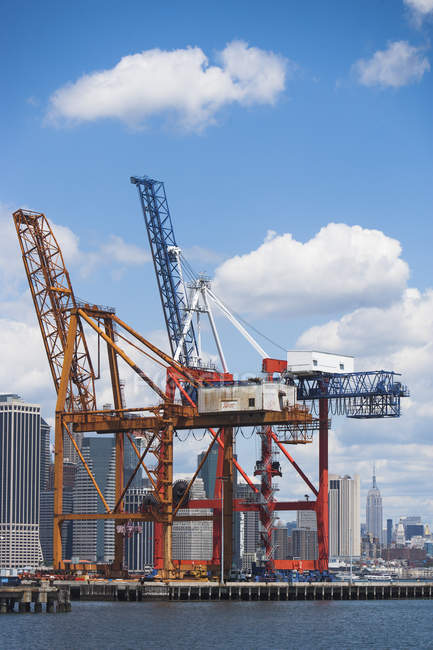 Dois guindastes de carga no porto, Nova York, EUA — Fotografia de Stock