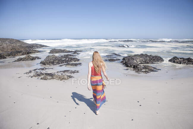Cape Town, South Africa, young woman walking on the beach — Stock Photo