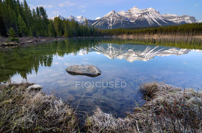 Herbert Lake and Bow Range — Stock Photo