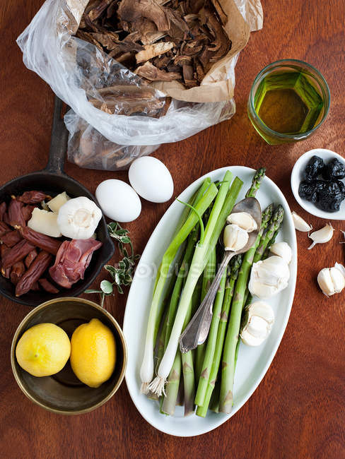 Asparagi circondati da altri ingredienti in tavola — Foto stock