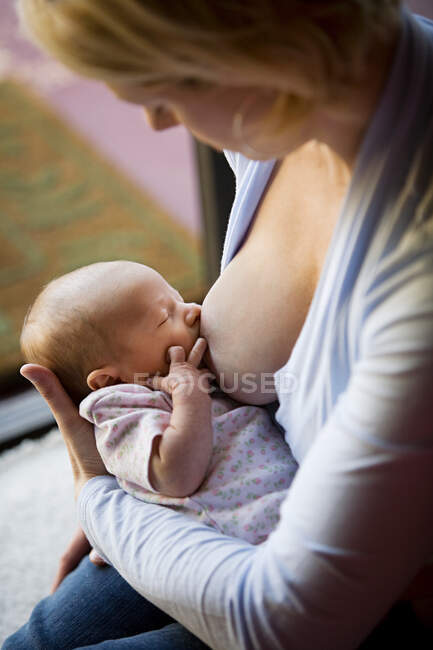 A mother breastfeeding her baby — Stock Photo