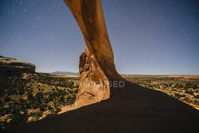 Céu estrelado e formação de rocha arco à noite, Moab, Utah, EUA — Fotografia de Stock