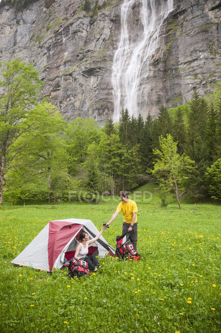 Couple camping, Stechelberg, Bernese Oberland, Switzerland — Stock Photo