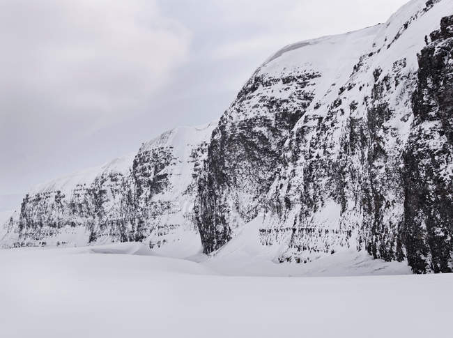 Montañas y campo cubierto de nieve - foto de stock