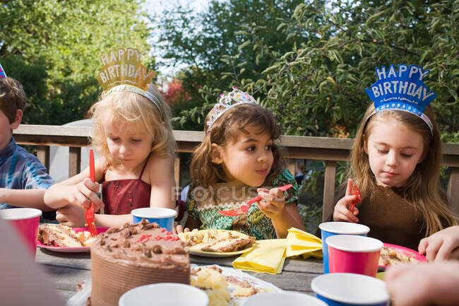 Kinder essen Geburtstagstorte — Stockfoto