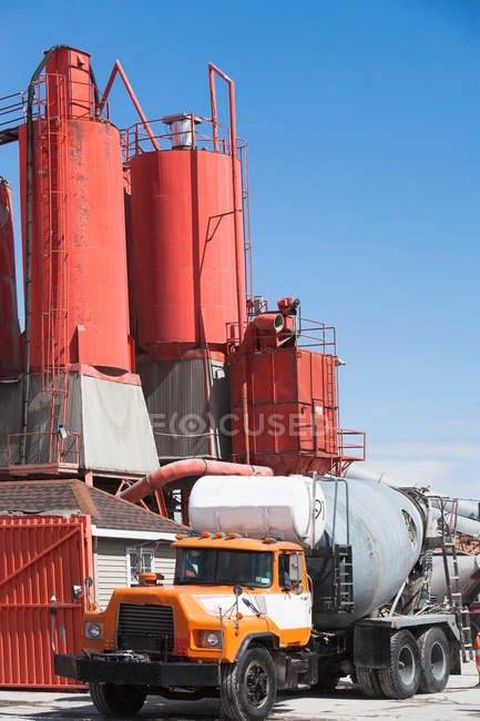 Грузовик припаркован на цементном заводе — стоковое фото