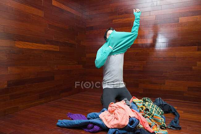 Young man getting dressed — Stock Photo