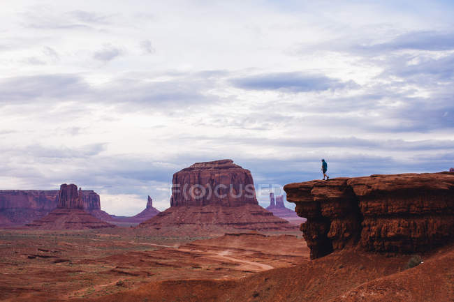 Homem silhueta em cima de arenito butte, Monument Valley, Arizona, EUA — Fotografia de Stock
