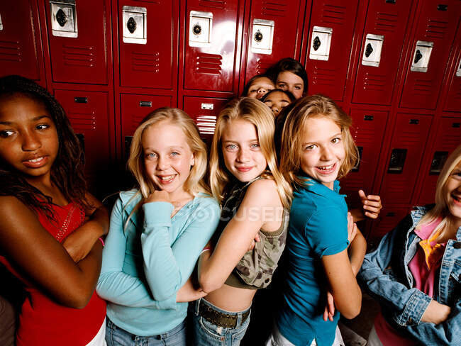 Jovens amigos em pé juntos no vestiário da escola, retrato — Fotografia de Stock
