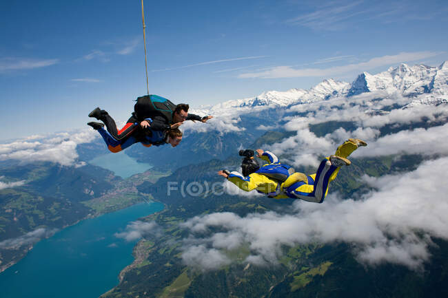 Skydivers e cameraman su Reichenbach, Berna, Svizzera — Foto stock