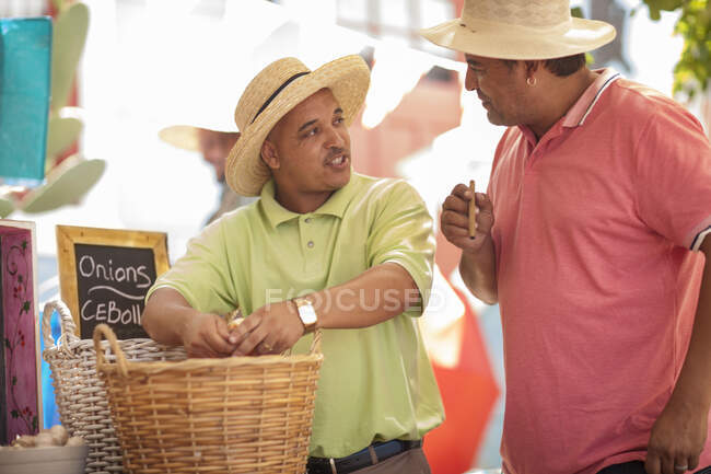 Ciudad del Cabo, Sudáfrica la gente de compras en el mercado - foto de stock