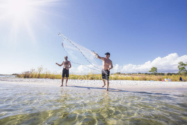 Homem demonstrando como lançar rede para isca de peixe, Fort Walton Beach, Florida, EUA — Fotografia de Stock